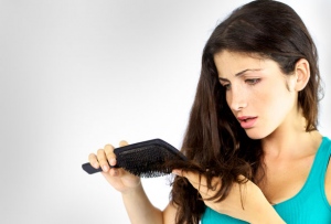 Natural Ways To Remove Dandruff Along With Use Of Cleansing Agents